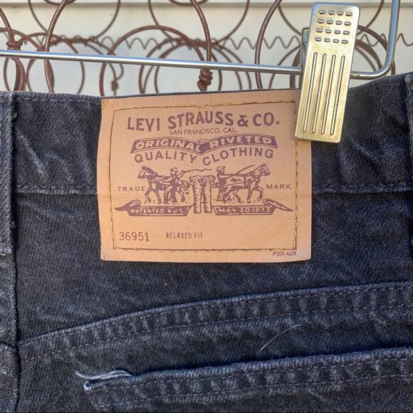 Vintage 90s Ladies Levi’s 951 relaxed fit black jean shorts Size 12 - Picture 4 of 8